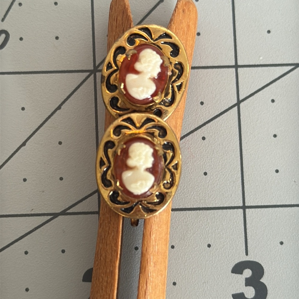 Vintage Cameo Earrings – Gold Tone Screw-Back Filigree, 1950s Mid-Century